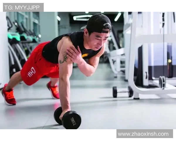 哑铃锻炼胸肌的有效方法与技巧分享让你轻松塑造完美胸部线条